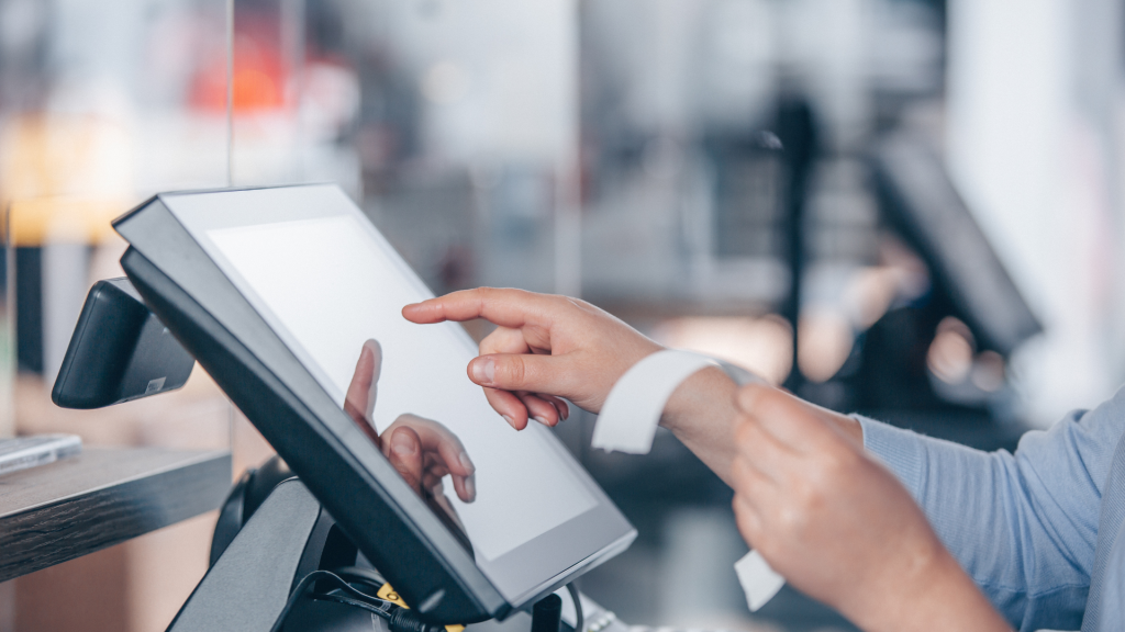 Personne utilisant une tablette et un ordinateur portable